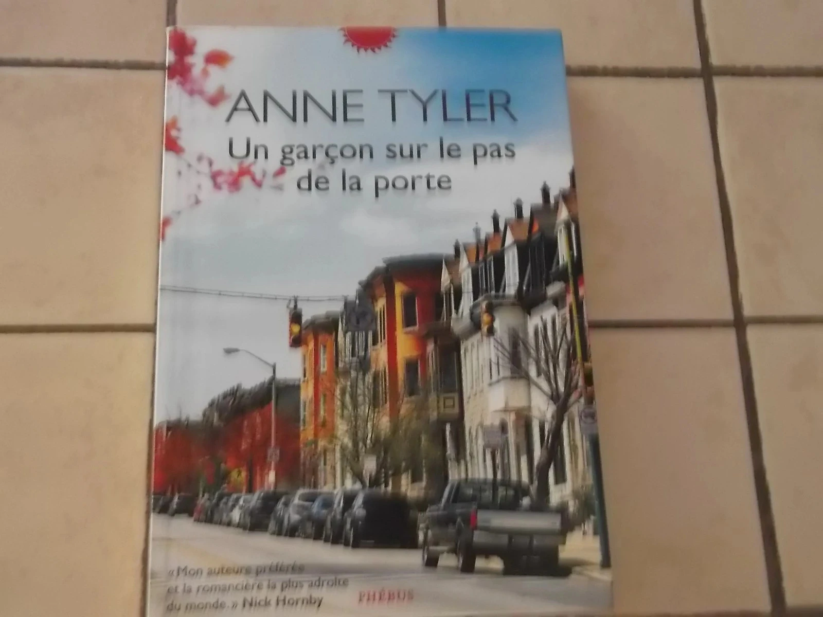 Un garçon sur le pas de la porte